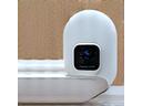 Dispositivos de bem-estar inteligentes dispostos em uma mesa