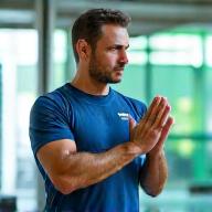 Treinador físico demonstrando um exercício de baixo impacto para adultos